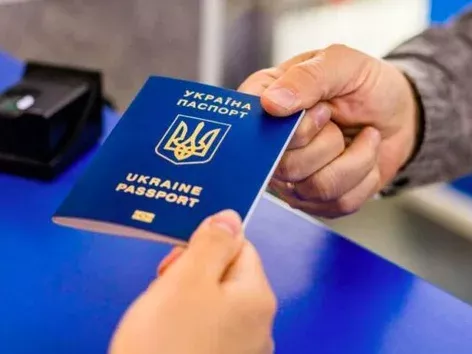 Украина возобновляет выдачу паспортов мужчинам за рубежом: как получить документ?