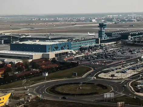 How do I get to the airport in Romania?