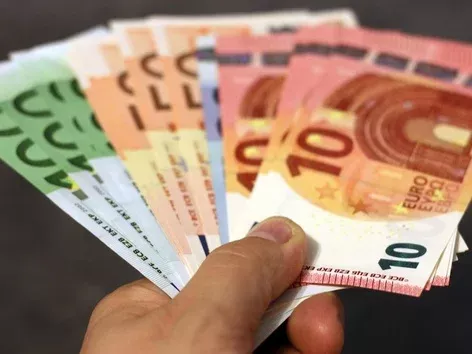 What is the hourly wage in EU countries and how does it differ from Ukraine?