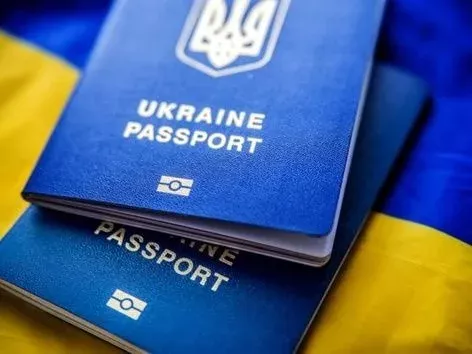 У яких випадках українцям можна мати два закордонних паспорти: пояснення міграційної служби