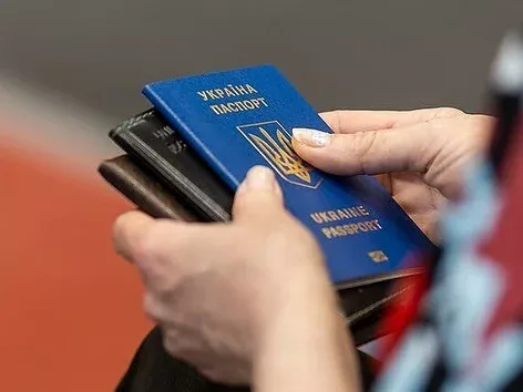 How many Ukrainian passports have been issued to foreigners in recent years?