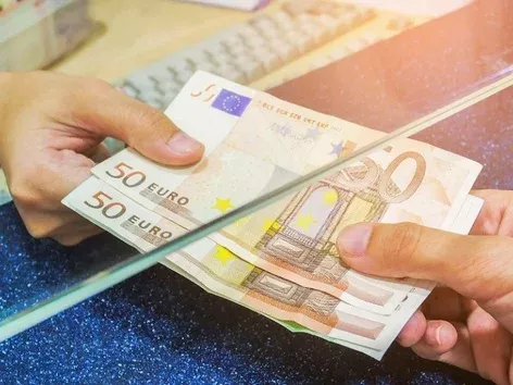 How to notify the JobCenter of a temporary absence and keep payments: an algorithm of actions for Ukrainians