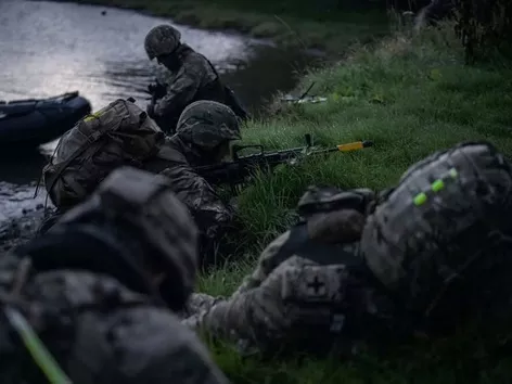 How did Ukrainian soldiers gain a foothold in the village of Krynky in a month and what to expect next?
