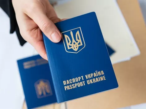 Уряд планує пом’якшити правила видачі паспортів чоловікам за кордоном: подробиці