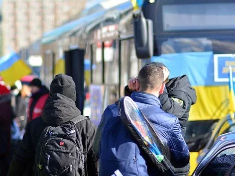 Which EU countries will allow Ukrainians to stay with an invalid passport, and who is ready to send them home?