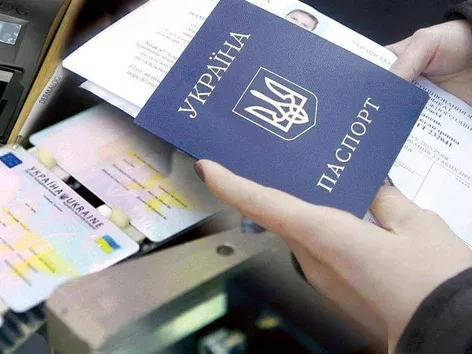 Українці за кордоном отримають паспорти: у Зеленського кажуть, що питання із затримкою вже вирішено