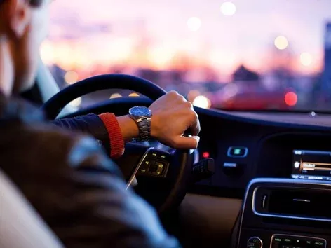 Starting from August 1, 2024, Ukrainian drivers will be issued a new type of license and technical passport: details