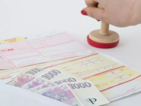 Ukrainians in the Czech Republic received letters from banks: what data will be transferred to the tax office?