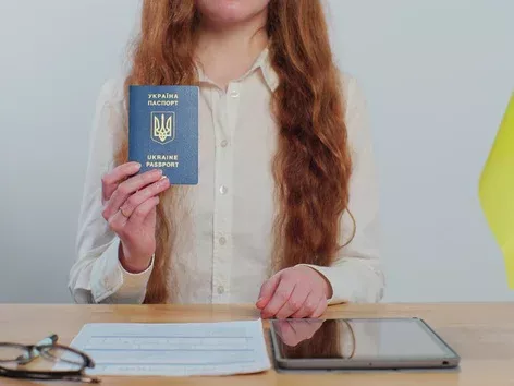 Консульські послуги за кордоном більше не надаються українським чоловікам: деталі