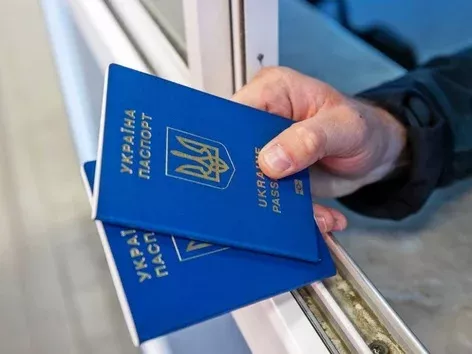 Правила виїзду з України у 2025 році: хто має право на виїзд, пакет документів, особливості перетину кордону для військовозобовʼязаних, подорож на авто та правила митного контролю