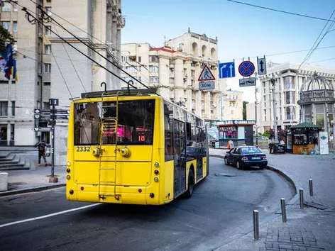 В Киеве от неработающей синей ветки метро запустили наземный транспорт: новые маршруты