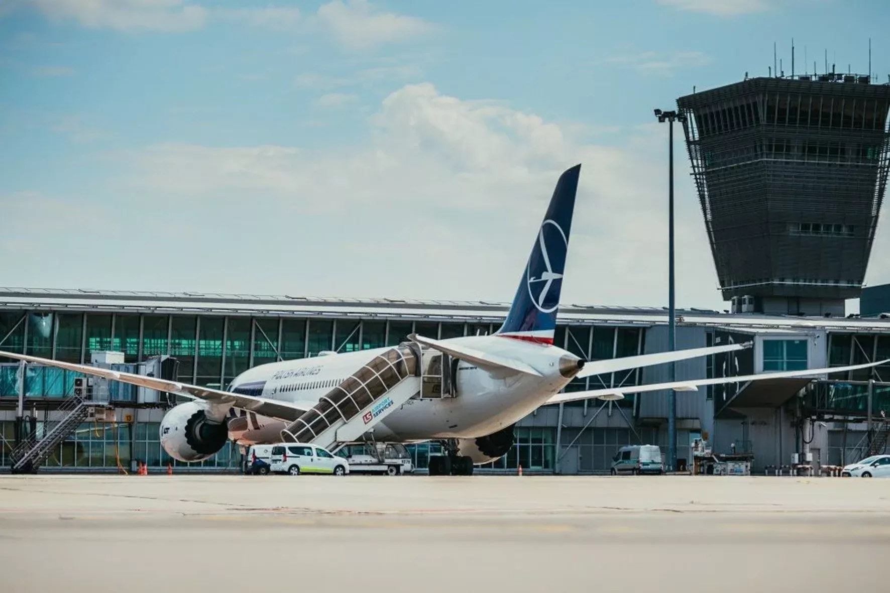 How to get to Warsaw Airport from Ukraine: convenient routes and prices