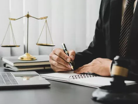 Чому варто звернутися до юристів під час оформлення посвідки на проживання в Україні?