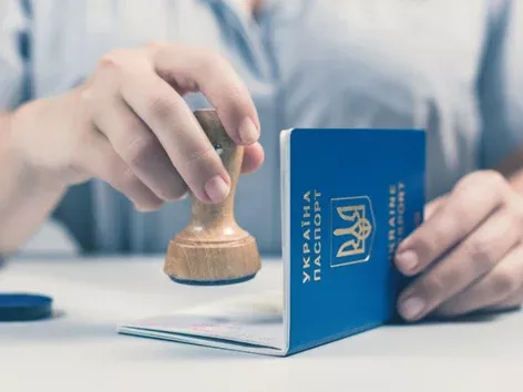 How do I pass the Ukrainian language and history exam to obtain Ukrainian citizenship?